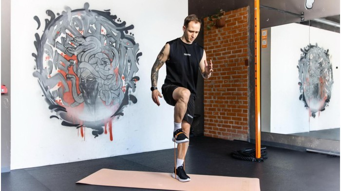 Функциональная тренировка на ноги и ягодицы с резиновыми эспандерами FITFILIP