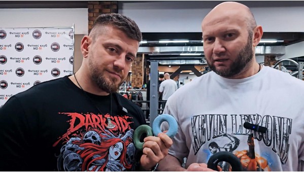 Кто сильнее сожмёт эспандер? Бодибилдинг VS пауэрлифтинг