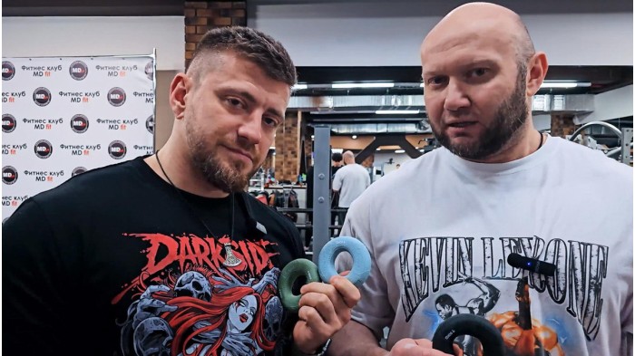 Кто сильнее сожмёт эспандер? Бодибилдинг VS пауэрлифтинг