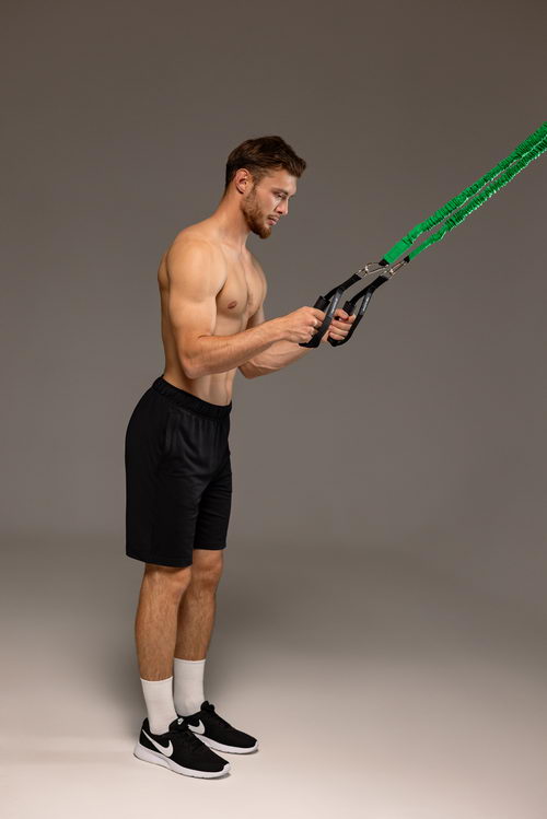 Разгибания рук с эспандером стоя — точка A